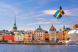 23680-Stockholm_mit_Schwedenflagge_c_f11photo_-_adobe_stock.jpeg.jpg